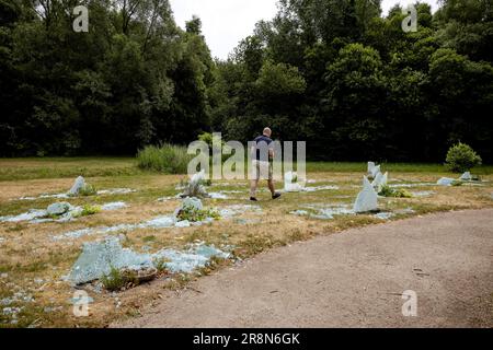 DRONTEN - zerstörte Gräber im Koningin Wilhelminabos. Es wurde eine Spendenaktion gestartet, um Geld zu sammeln, um das weitgehend zerstörte Denkmal für Menschen, die in Dronten an Krebs gestorben sind, wiederherzustellen.ANP ROBIN VAN LONKHUIJSEN niederlande out - belgien out Stockfoto