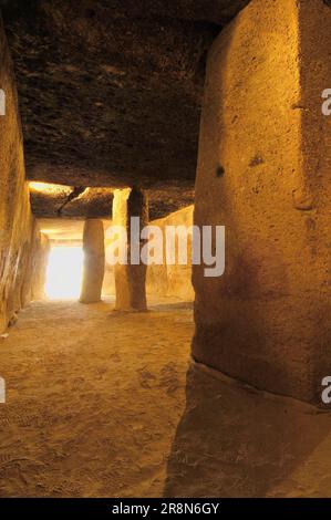 Galeriegrab, Cueva de Menga, Antequera, Provinz Malaga, Andalusien, Spanien, megalithische Stätte Stockfoto