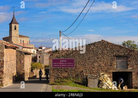 Eintritt in das Dorf Berceo, in der Nähe von San Millan de la Cogolla, La Rioja, Spanien Stockfoto