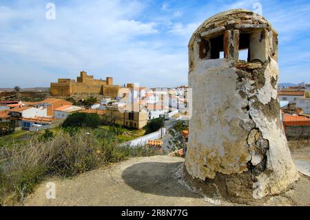 Kamin aus Höhlenbewohnung, Santiago Troglodyte Viertel, Alcazaba Festung im Hintergrund, Guadix, Provinz Granada, Andalusien, Spanien Stockfoto