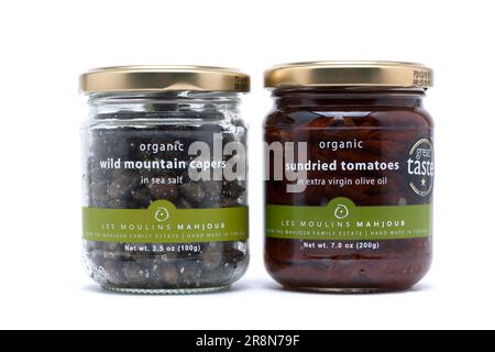 Zwei Gläser Les Moulins Mahjoub. Biologisch getrocknete Tomaten in extra nativem Olivenöl und biologisch erzeugte Wild Mountain Capers in Sea Salt Stockfoto