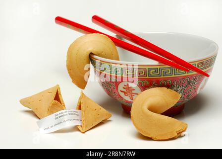 Schüssel mit Essstäbchen, Glückskekse, aisiatischem Glücksbringer, Überraschung, Gebäck, Stäbchen, Stäbchen Stockfoto