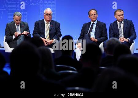 (Von links nach rechts) Ignazio Cassis, Schweizer Außenminister Howard Graham Buffett, James Cowan, CEO von Halo Trust, Alex Lissitsa, CEO der Industrial Milk Company, auf der Ukraine Recovery Conference, die im InterContinental London - O2 im Osten Londons stattfand. Foto: Donnerstag, 22. Juni 2023. Stockfoto