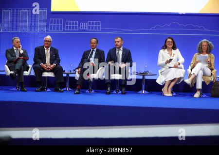 (Von links nach rechts) Ignazio Cassis, schweizerischer Außenminister Howard Graham Buffett, James Cowan, CEO von Halo Trust, Alex Lissitsa, CEO der Industrial Milk Company, Yuliya Svyrydenko, erster stellvertretender Ministerpräsident der Ukraine, Und Denise Brown, Beamte der Vereinten Nationen, auf der Ukraine Recovery Conference, die im InterContinental London - O2 im Osten Londons stattfand. Foto: Donnerstag, 22. Juni 2023. Stockfoto