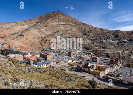 Potosi mit dem mächtigen Cerro Rico voller Silber- und Zinkminen in den bolivianischen Anden in Südamerika Stockfoto