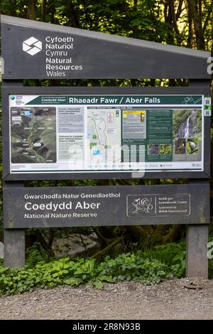 Footpath, Schild, Coedydd Aber National Nature Reserve mit Aber Wasserfall, Wales, Großbritannien Stockfoto