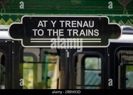 Schild am Bahnhof, zu den Zügen, am Y Trenau, Snowdon Mountain Railway Station, Llanberis, Wales, Großbritannien Stockfoto