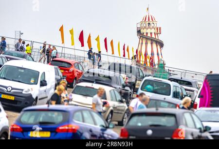 BROUWERSDAM - Besucher des Festivals „Konzert auf SEE“ kommen am Festivalgelände an. Teilweise aufgrund der Arbeiten an der Haringvliet-Brücke ist es sehr verkehrsreich auf der Straße. ANP IRIS VAN DEN BROEK niederlande raus - belgien raus Stockfoto