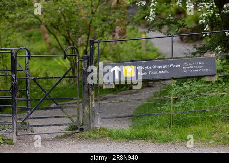 Footpath, Schild, Coedydd Aber National Nature Reserve mit Aber Wasserfall, Wales, Großbritannien Stockfoto