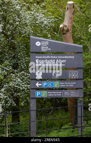 Footpath, Schild, Coedydd Aber National Nature Reserve mit Aber Wasserfall, Wales, Großbritannien Stockfoto