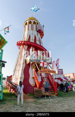 Traditioneller Helter Skelter Kinderritt auf der Hoppings-Messe, dem Messegelände oder dem Ausstellungsgelände in Newcastle upon Tyne, Großbritannien. Stockfoto