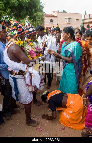 Eine Frau, die den Samiyadi-Priester anbetet, der Gott, der Gott enthüllt, ist eine Mittlerin zwischen der Gottheit und den Gläubigen in der Nähe von Pudukkottai Stockfoto