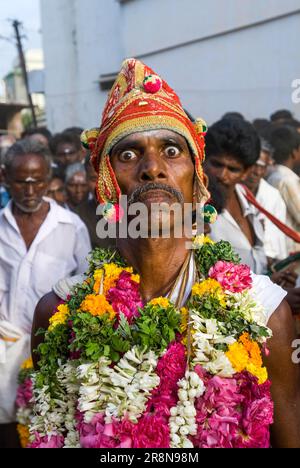 Samiyadi-Priester, der gott, der als Offenbarer Gottes bekannt ist, ist ein Vermittler zwischen der Gottheit und den Gläubigen in der Nähe von Pudukkottai, Tamil Nadu, Südindien Stockfoto