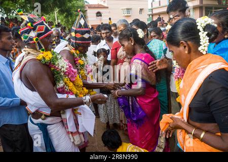 Frauen, die den Samiyadi-Priester anbeten, der gott, der Gott enthüllt, ist ein Vermittler zwischen der Gottheit und den Gläubigen in der Nähe von Pudukkottai, Tamil Stockfoto