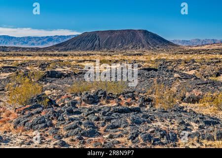 Amboy-Krater, Aschekegel-Vulkan, Lavafeld, am Mojave Trails National Monument, in der Nähe von Amboy, Kalifornien, USA Stockfoto