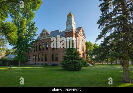 Park und das historische Chouteau County Courthouse in Fort Benton, Montana, USA Stockfoto