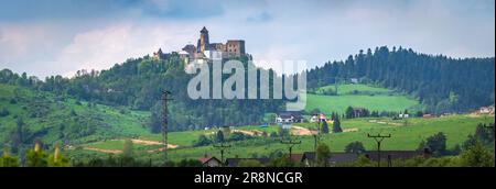 Schloss Stara Lubovna mit wunderschönen Wolken am Himmel, Slowakei Stockfoto