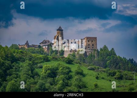 Schloss Stara Lubovna mit wunderschönen Wolken am Himmel, Slowakei Stockfoto