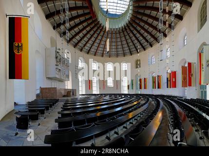 Frankfurts Paulskirche, Innenansicht der Plenarhalle im Obergeschoss mit Klaisorgel und Oberlicht, Frankfurt am Main, Hessen, Deutschland Stockfoto