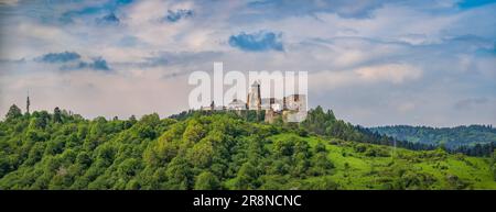 Schloss Stara Lubovna mit wunderschönen Wolken am Himmel, Slowakei Stockfoto