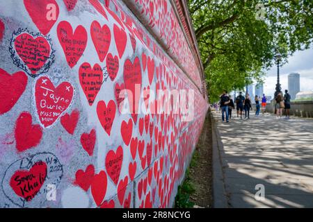 Einige der 200.000 individuell von Hand bemalten roten Herzen an der National Covid Memorial Wall sind in London gegenüber den Houses of Parliament abgebildet Stockfoto