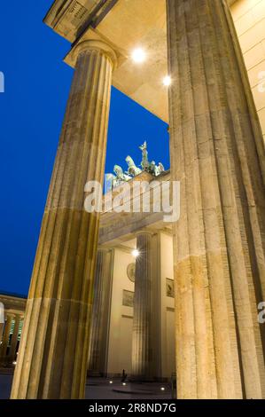 Brandenburger Tor am Abend, Berlin, Deutschland Stockfoto