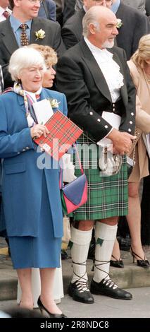 Das Dateifoto vom 01. Oktober 07/99 des schottischen Schauspielers Sean Connery, seiner Frau Micheline (teilweise verdeckt) und der schottischen Nationalpartei MSP Winnie Ewing sehen die Parade nach der offiziellen Eröffnung des schottischen Parlaments in Edinburgh. Die bahnbrechende SNP-Politikerin Winnie Ewing ist im Alter von 93 Jahren gestorben, hat ihre Familie angekündigt. Ausgabedatum: Donnerstag, 22. Juni 2023. Stockfoto