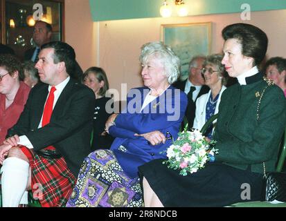 Aktenfoto vom 18. Oktober 10/99 von The Princess Royal mit David Stewart MP (links) und MSP Winnie Ewing (Zentrum) während eines Besuchs im Nairn Sailing Club im Nordosten Schottlands. Die bahnbrechende SNP-Politikerin Winnie Ewing ist im Alter von 93 Jahren gestorben, hat ihre Familie angekündigt. Ausgabedatum: Donnerstag, 22. Juni 2023. Stockfoto