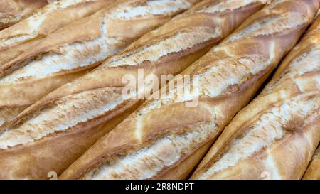 Baguette-Brot. Nahaufnahme der Brote auf der Ofentheke Stockfoto