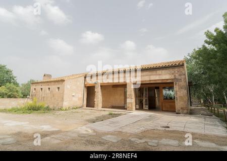 Blick auf Gebäude und Empfangszentrum, Reservat S’Albufera, Mallorca, Balearen, Spanien, 19. Juni 2023 Stockfoto