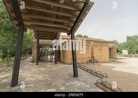 Blick auf Gebäude und Empfangszentrum, Reservat S’Albufera, Mallorca, Balearen, Spanien, 19. Juni 2023 Stockfoto