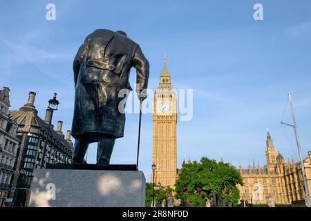 Statue von Winston Churchill mit Blick auf den Palast von Westminster und den Elizabeth Tower ( Big Ben) im Parliament Square, London, Großbritannien 21-06-2023 Stockfoto