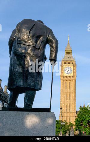 Statue von Winston Churchill mit Blick auf den Palast von Westminster und den Elizabeth Tower ( Big Ben) im Parliament Square, London, Großbritannien 21-06-2023 Stockfoto