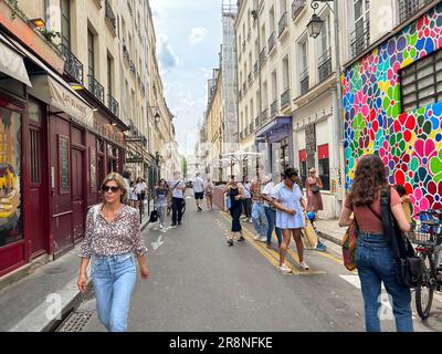 Paris, Frankreich, große Menschenmengen zu Fuß, Straßenszene, Viertel Le Marais, (Rue Charlo) Stockfoto