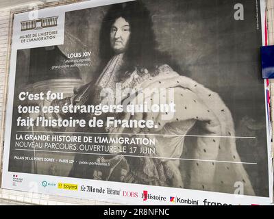 Paris, Frankreich, französisches Außenwerbung Reiseplakat in Paris Metro, Immigration Museum, Louis XIV Slogan: „IT's Crazy How all those Foreign...“ Stockfoto