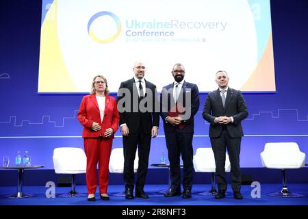 (Von links nach rechts) die deutsche Ministerin für wirtschaftliche Zusammenarbeit und Entwicklung Svenja Schulze, der ukrainische Premierminister Denys Shmyhal, der Außenminister James clever und der schweizerische Außenminister Ignazio Cassis sind während der Abschlusssitzung am zweiten Tag der ukrainischen Wiederaufbaukonferenz im InterContinental London - O2 im Osten Londons vertreten. Foto: Donnerstag, 22. Juni 2023. Stockfoto