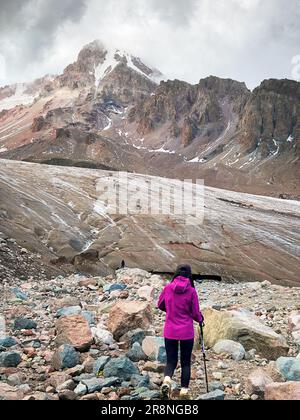 Mutige Wanderer erklimmen den Gletscherpfad im Kazbegi-Nationalpark auf dem gergeti Gletscherpfad. Bergstrecke Kazbek Stockfoto