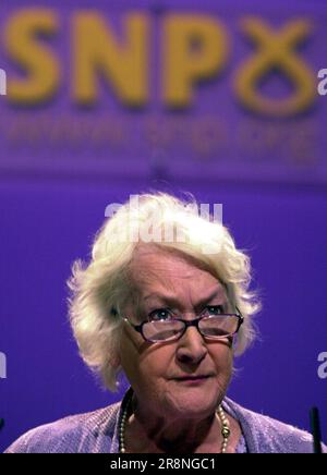 Aktenfoto vom 27. Oktober 09/03 von Winnie Ewing, Präsident der schottischen Nationalpartei, bei einer Rede auf der SNP-Konferenz in Inverness. Die bahnbrechende SNP-Politikerin Winnie Ewing ist im Alter von 93 Jahren gestorben, hat ihre Familie angekündigt. Ausgabedatum: Donnerstag, 22. Juni 2023. Stockfoto