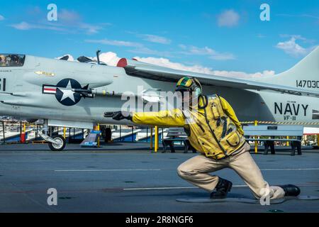 Flugkartenoffizier auf dem Flugdeck der USS Midway, San Diego, Kalifornien Stockfoto