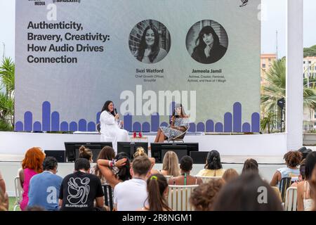 Cannes, Frankreich – Juni 22 2023: Suzi Watford (SVP, Chief Growth Officer SiriusXM) und Jameela Jamil (Schauspielerin, Podcaster, Schöpfer, Feminist und Aktivist) nahmen an der Veranstaltung Authenticity, Tapferkeit, Creativity: How Audio Drives Connection with Jameela Jamil - SiriusXM auf der Cannes Lions 2023 © ifnm Press Teil Stockfoto