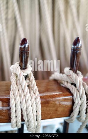 Nautische Details auf dem Bootsdeck mit Seil und Marinetool Stockfoto