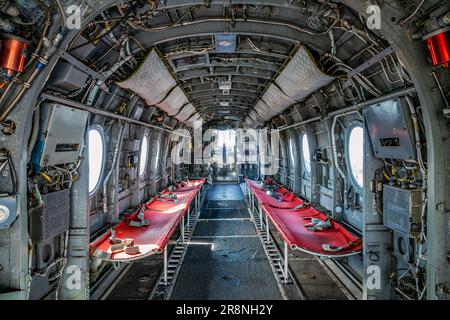 Das Innere eines alten CH-46 Sea Knight Cargo Transport Helikopters Stockfoto