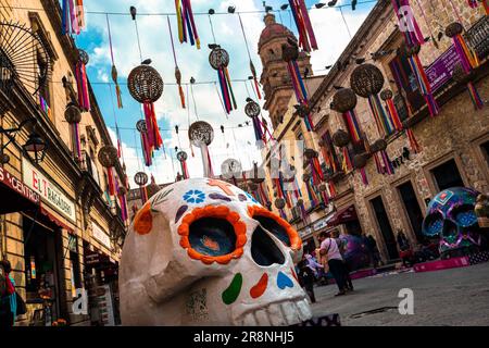 Im Kolonialzentrum in Morelia, Mexiko, befindet sich während der Feierlichkeiten zum Todestag ein großes Kunstwerk von Calavera (Schädel) auf der Straße. Stockfoto