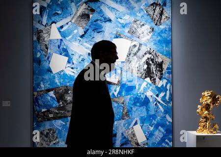 London, Großbritannien. 22. Juni 2023 Ein Besucher überquert „Untitled“, 2023, von Qian Wu auf dem 3812-Galeriestand bei der Vorschau auf die erste Schatzhausmesse im Royal Hospital Chelsea. Die Kunst- und Antiquitätenmesse bringt mehr als 50 der besten britischen und internationalen Händler aus zahlreichen Disziplinen und Jahrhunderten zusammen und findet nach der Schließung der Meisterwerke im Jahr 2022 ihren Platz im Sommerkalender. Die Messe ist für die Öffentlichkeit vom 22. Bis 26. Juni geöffnet. Kredit: Stephen Chung / Alamy Live News Stockfoto