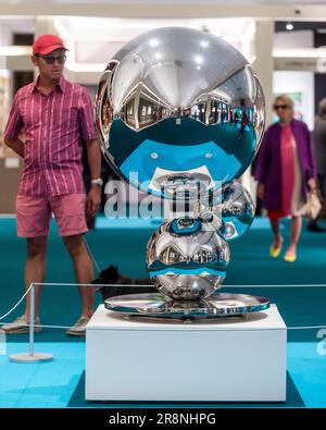 London, Großbritannien. 22. Juni 2023 Besucher passieren 'What is Water', 2023, von Patrick Hurst, Teil des Long Sharp Galerie Stand bei der Vorschau der ersten Schatzhausmesse im Royal Hospital Chelsea. Die Kunst- und Antiquitätenmesse bringt mehr als 50 der besten britischen und internationalen Händler aus zahlreichen Disziplinen und Jahrhunderten zusammen und findet nach der Schließung der Meisterwerke im Jahr 2022 ihren Platz im Sommerkalender. Die Messe ist für die Öffentlichkeit vom 22. Bis 26. Juni geöffnet. Kredit: Stephen Chung / Alamy Live News Stockfoto