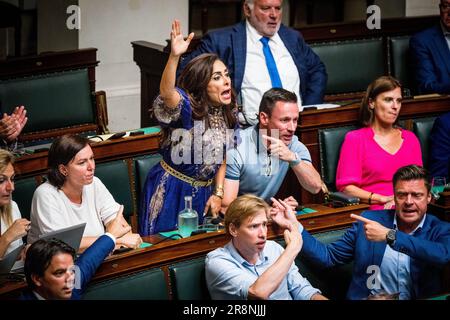 Brüssel, Belgien. 22. Juni 2023. Darya Safai (C) von N-VA reagiert auf einer Plenarsitzung der Kammer im Bundesparlament in Brüssel am Donnerstag, den 22. Juni 2023. BELGA FOTO JASPER JACOBS Kredit: Belga News Agency/Alamy Live News Stockfoto