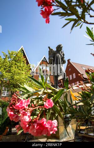 Kiepenkerl-Statue, Häuser am Spiekerhof-Platz, Münster, Nordrhein-Westfalen, Deutschland. Kiepenkerl Denkmal, Haeuser am Spiekerhof, Münster, Nordr Stockfoto