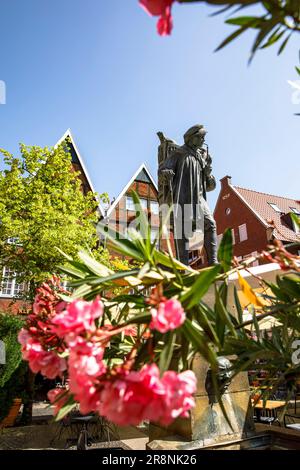 Kiepenkerl-Statue, Häuser am Spiekerhof-Platz, Münster, Nordrhein-Westfalen, Deutschland. Kiepenkerl Denkmal, Haeuser am Spiekerhof, Münster, Nordr Stockfoto