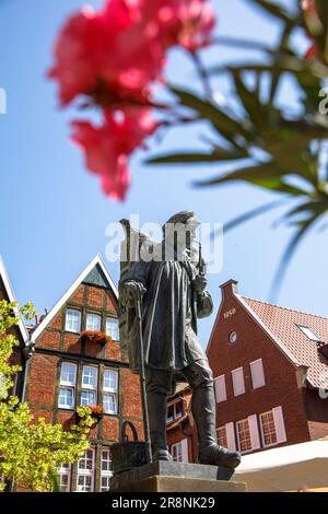 Kiepenkerl-Statue, Häuser am Spiekerhof-Platz, Münster, Nordrhein-Westfalen, Deutschland. Kiepenkerl Denkmal, Haeuser am Spiekerhof, Münster, Nordr Stockfoto