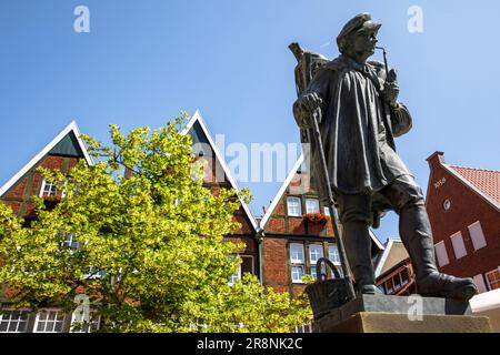 Häuser am Spiekerhof-Platz, Kiepenkerl-Statue, Münster, Nordrhein-Westfalen, Deutschland. Haeuser am Spiekerhof, Kiepenkerl Denkmal, Münster, Nordrh Stockfoto